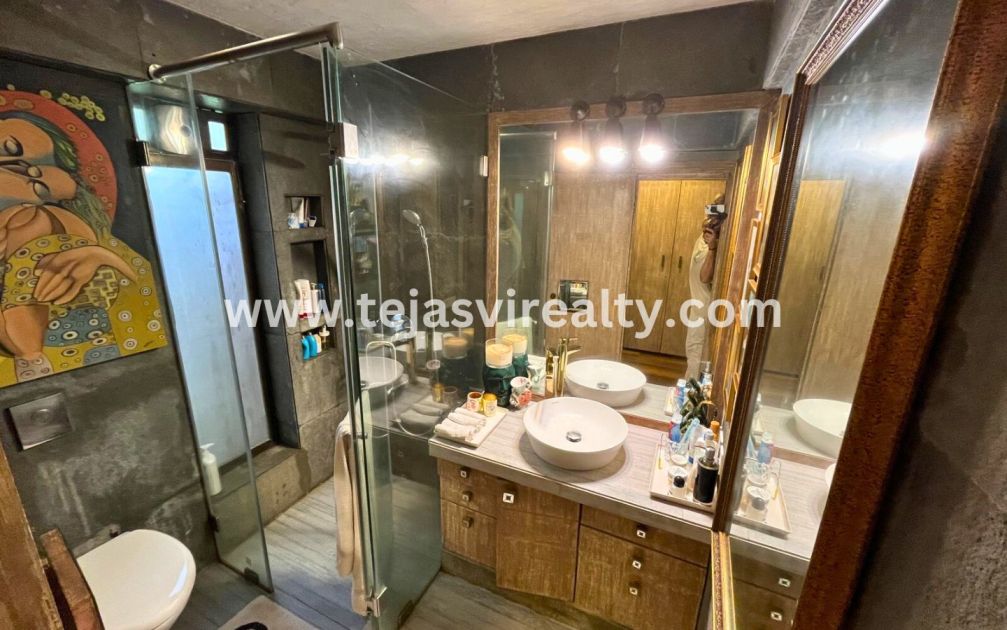 Spacious-living-room-of-premium-Juhu-3-BHK-flat-for-sale