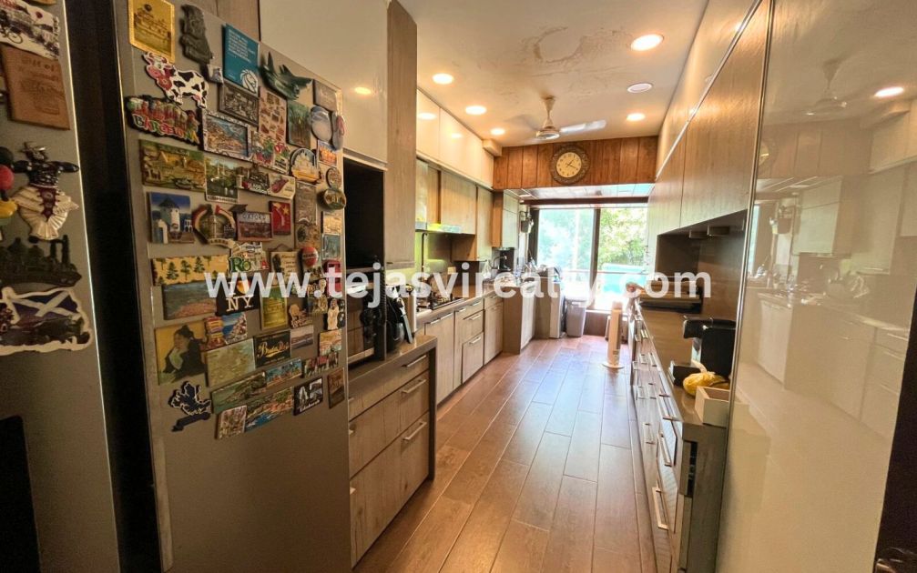 modular-kitchen-in-3-BHK-luxury-apartment-Juhu