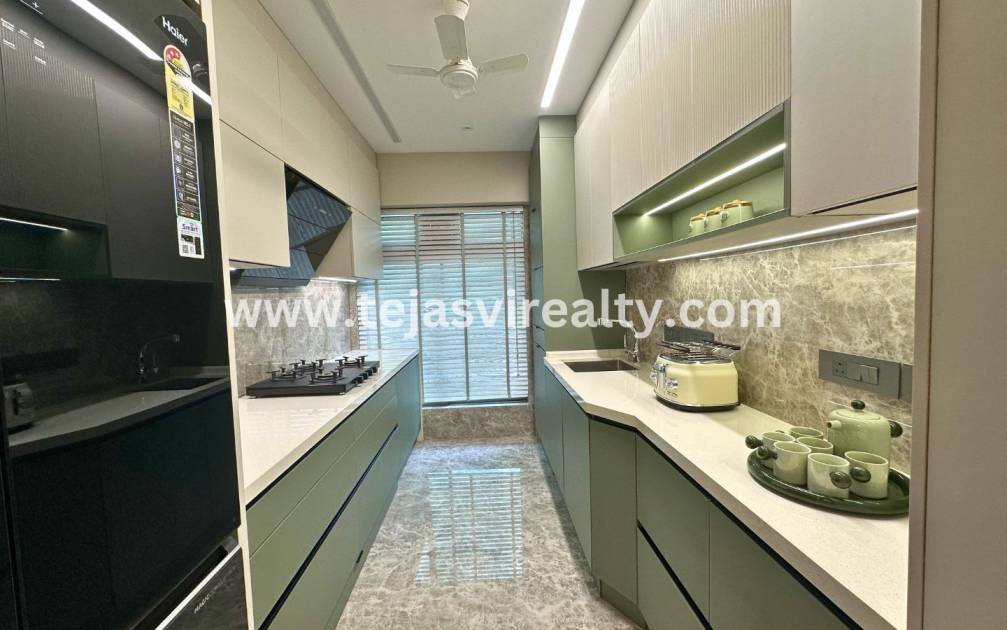 Modern-kitchen-in-2-BHK-apartment-Khar-West-Mumbai